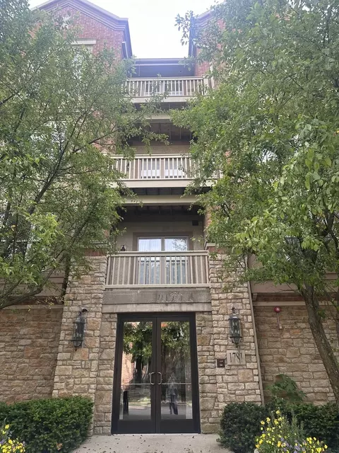 1781 Tudor Ln #101, Northbrook, IL 60062