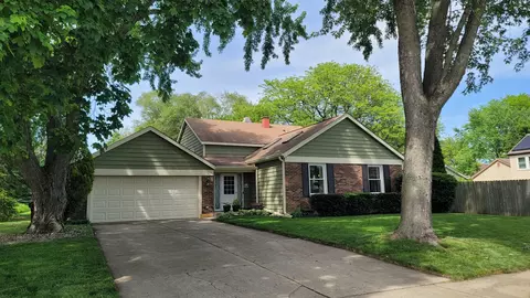 670 N Brentwood Dr, Crystal Lake, IL 60014