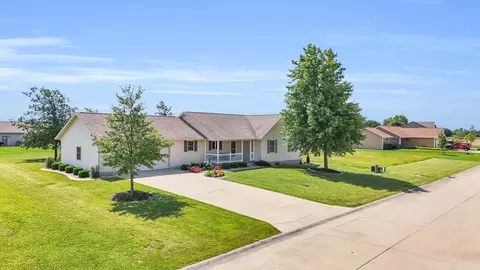209 N Pointe Dr, Gifford, IL 61847
