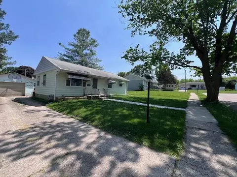 989 Monroe Dr, Freeport, IL 61032 photo 2