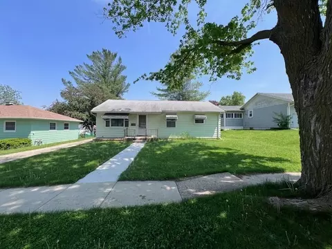 989 Monroe Dr, Freeport, IL 61032