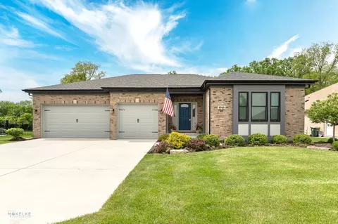 8948 Gloucester Rd, Woodridge, IL 60517