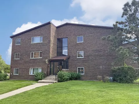 650 Perrie Dr #102, Elk Grove Village, IL 60007