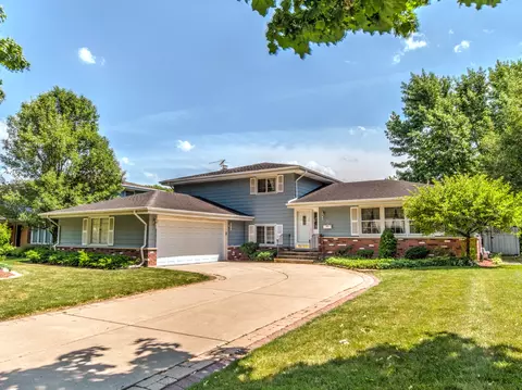 711 E Meadow Ln, Palatine, IL 60074