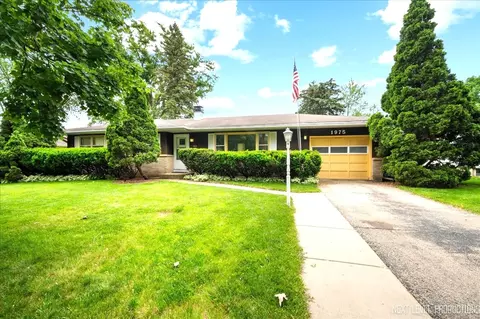 1975 Country Knoll Ln, Elgin, IL 60123
