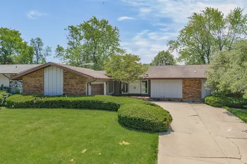 2503 Newport Dr, Bloomington, IL 61704