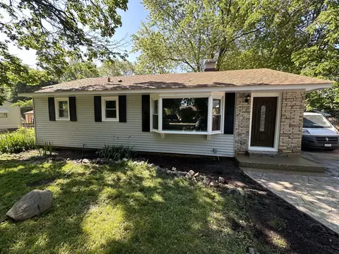 4905 State St, Crystal Lake, IL 60014
