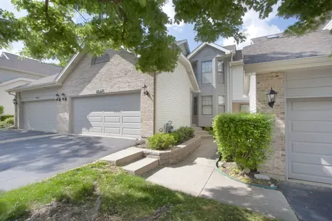 1051 N Auburn Woods Dr, Palatine, IL 60067