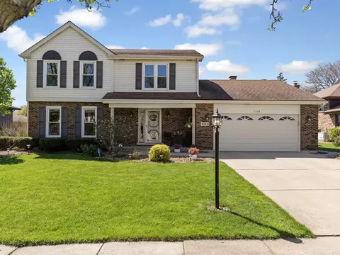 8384 Cramer Ln, Darien, IL 60561