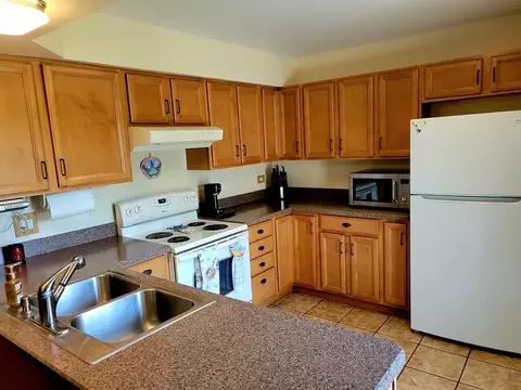 Kitchen - 561 Dunham Rd, Gurnee, IL 60031 photo 1 of 3