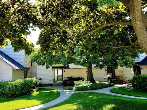 Exterior - 561 Dunham Rd, Gurnee, IL 60031 photo 2 of 8