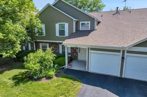 211 Hampshire Ct #101B, Naperville, IL 60565