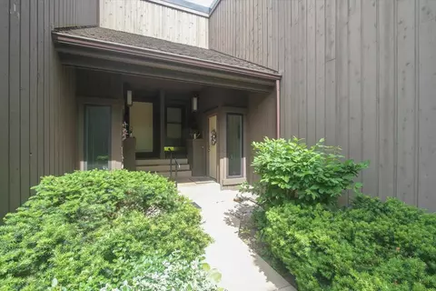260 Pine Crest Cir # B, Lake Barrington, IL 60010