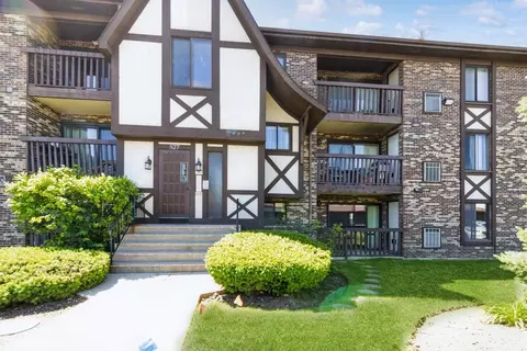 527 Cumnor Rd #105, Westmont, IL 60559