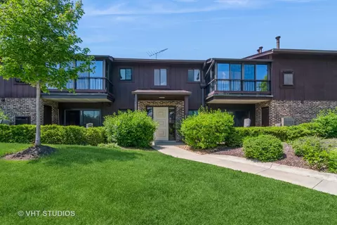 56 W Pier Dr #204, Westmont, IL 60559