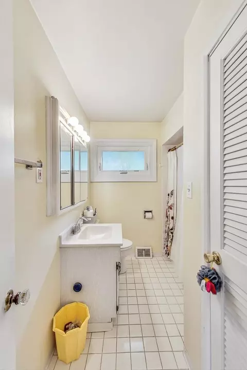Bath - 2124 Nimitz Dr, Des Plaines, IL 60018 photo 1 of 1