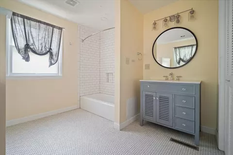 Bath - 920 S Fell Ave, Normal, IL 61761 photo 1 of 3