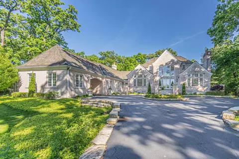 1245 W Summerfield Dr, Lake Forest, IL 60045