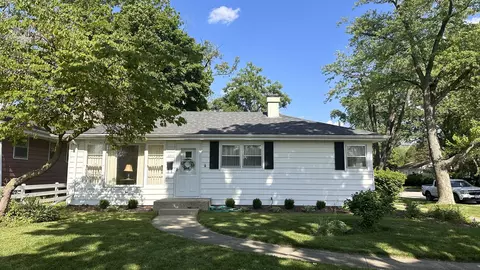 1215 Underwood Ter, Wheaton, IL 60189