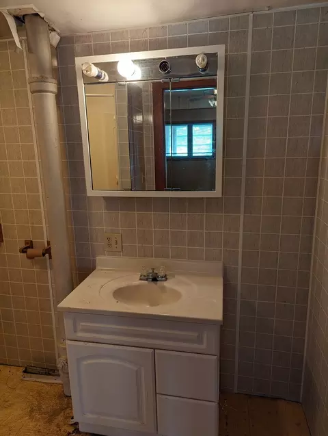 Bath - 734 E Illinois St, Freeport, IL 61032 photo 3 of 3
