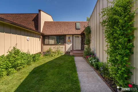 12 Stonehearth Ln, Indian Head Park, IL 60525