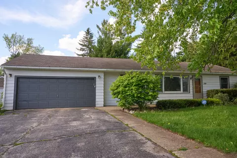 384 Maplewood Dr, Antioch, IL 60002