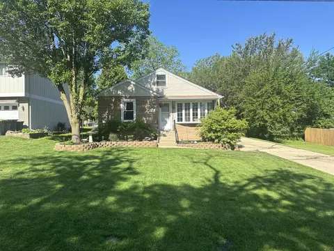 411 Meadow Ln, Lake In The Hills, IL 60156