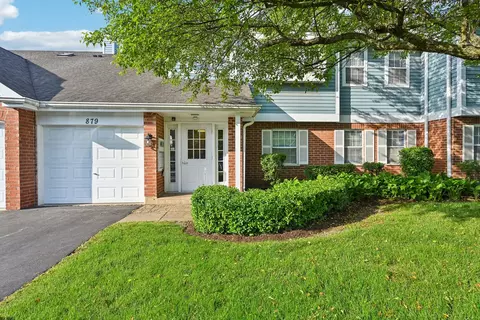 879 Nelli Ct #201, Naperville, IL 60563