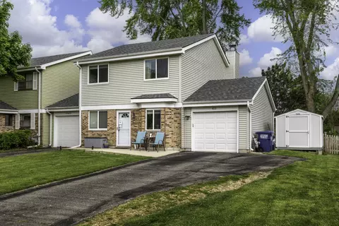 23 W423 Greenbriar Dr, Naperville, IL 60540
