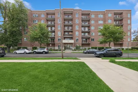 1349 E Washington St #604A, Des Plaines, IL 60016