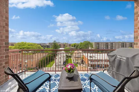 Exterior - 1349 E Washington St #604A, Des Plaines, IL 60016 photo 2 of 3