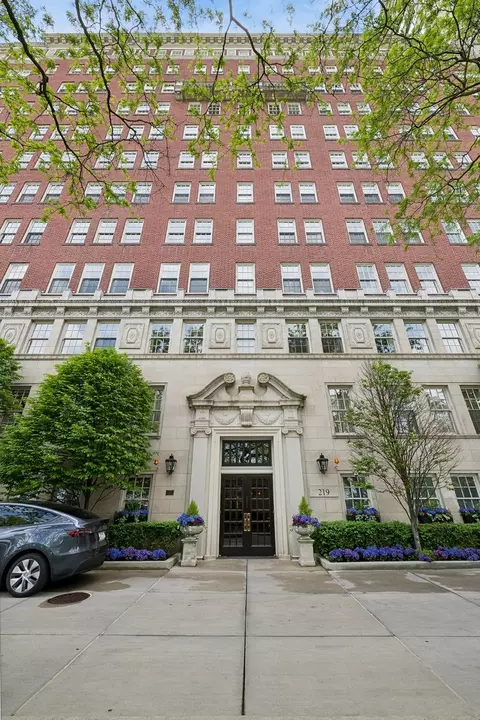 219 E Lake Shore Dr #9CD, Chicago, IL 60611