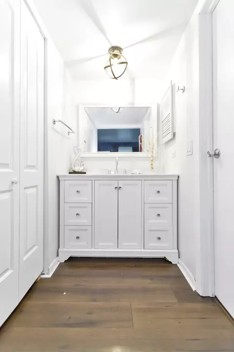 Bath - 1760 Sessions Walk #B, Hoffman Estates, IL 60169 photo 3 of 3