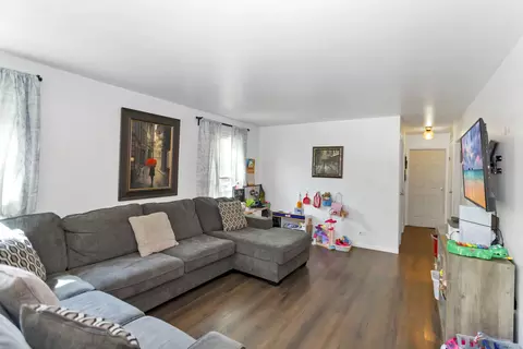 Living - 1760 Sessions Walk #B, Hoffman Estates, IL 60169 photo 3 of 3
