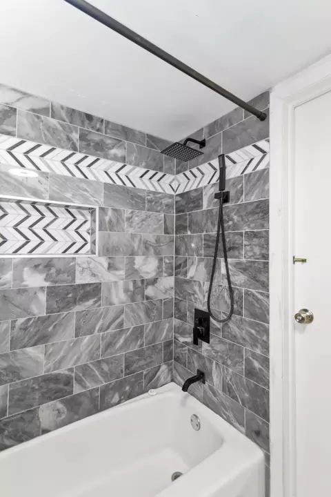 Bath - 1760 Sessions Walk #B, Hoffman Estates, IL 60169 photo 2 of 3