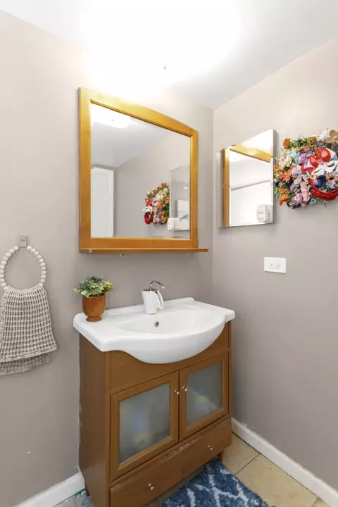 Bath - 1760 Sessions Walk #B, Hoffman Estates, IL 60169 photo 1 of 3