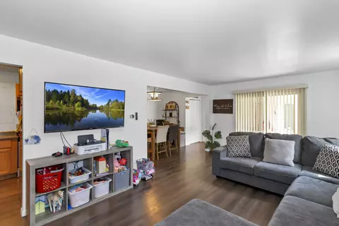 Living - 1760 Sessions Walk #B, Hoffman Estates, IL 60169 photo 2 of 3