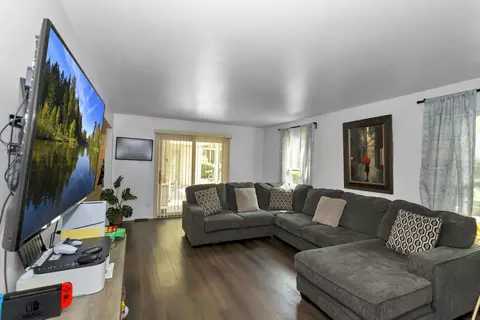 Living - 1760 Sessions Walk #B, Hoffman Estates, IL 60169 photo 1 of 3