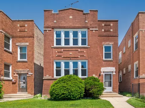 5226 W Roscoe St, Chicago, IL 60641