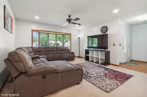 Living - 16 Old Post Rd, Montgomery, IL 60538 photo 1 of 2
