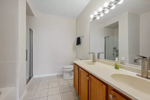 Bath - 600 N Dearborn St #1611, Chicago, IL 60654 photo 1 of 2
