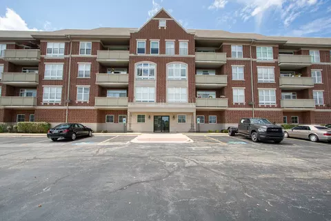 77 N Quentin Rd #208, Palatine, IL 60067