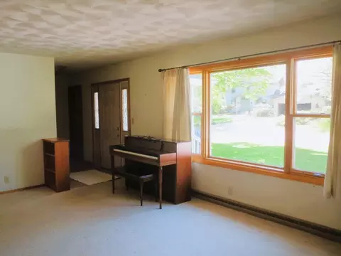 Living - 8101 S Pine St, Dixon, IL 61021 photo 1 of 2
