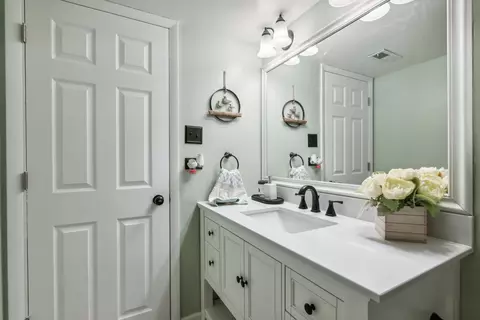 Bath - 661 Juniper Ln, Bartlett, IL 60103 photo 2 of 4
