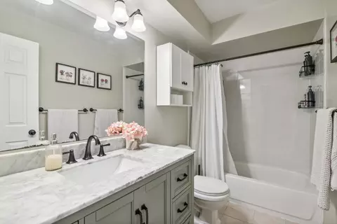 Bath - 661 Juniper Ln, Bartlett, IL 60103 photo 3 of 4