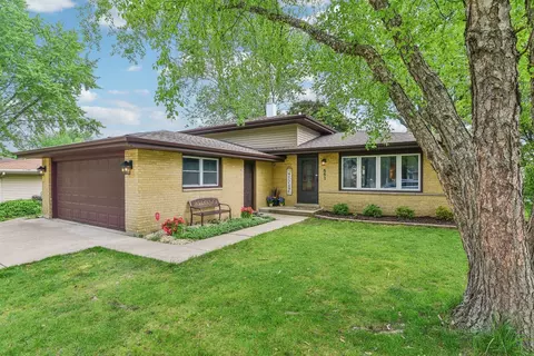 661 Juniper Ln, Bartlett, IL 60103