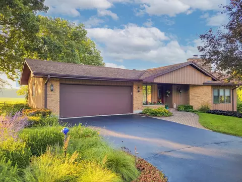 30602 Carolwood Dr, Genoa, IL 60135