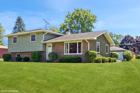 3545 Woodlawn Ave, Gurnee, IL 60031