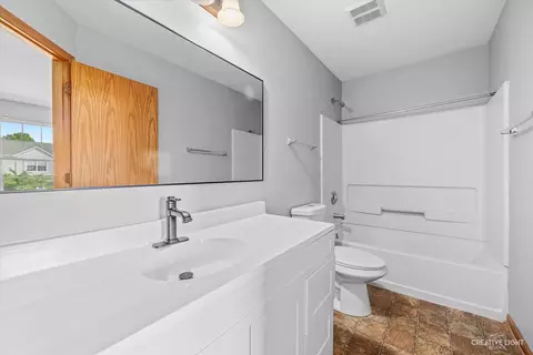 Bath - 1477 Millbrook Dr, Algonquin, IL 60102 photo 2 of 2