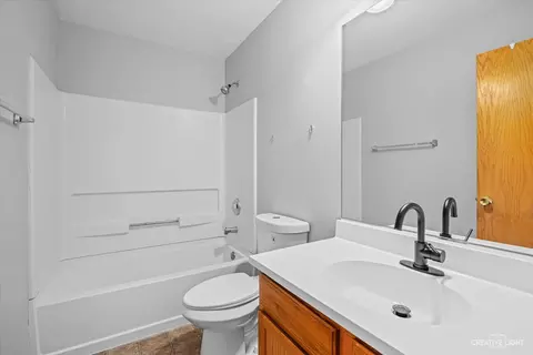 Bath - 1477 Millbrook Dr, Algonquin, IL 60102 photo 1 of 2